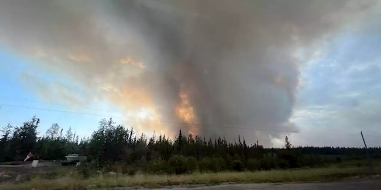 Les pompiers canadiens évacuent Yellowknife menacée par les flammes