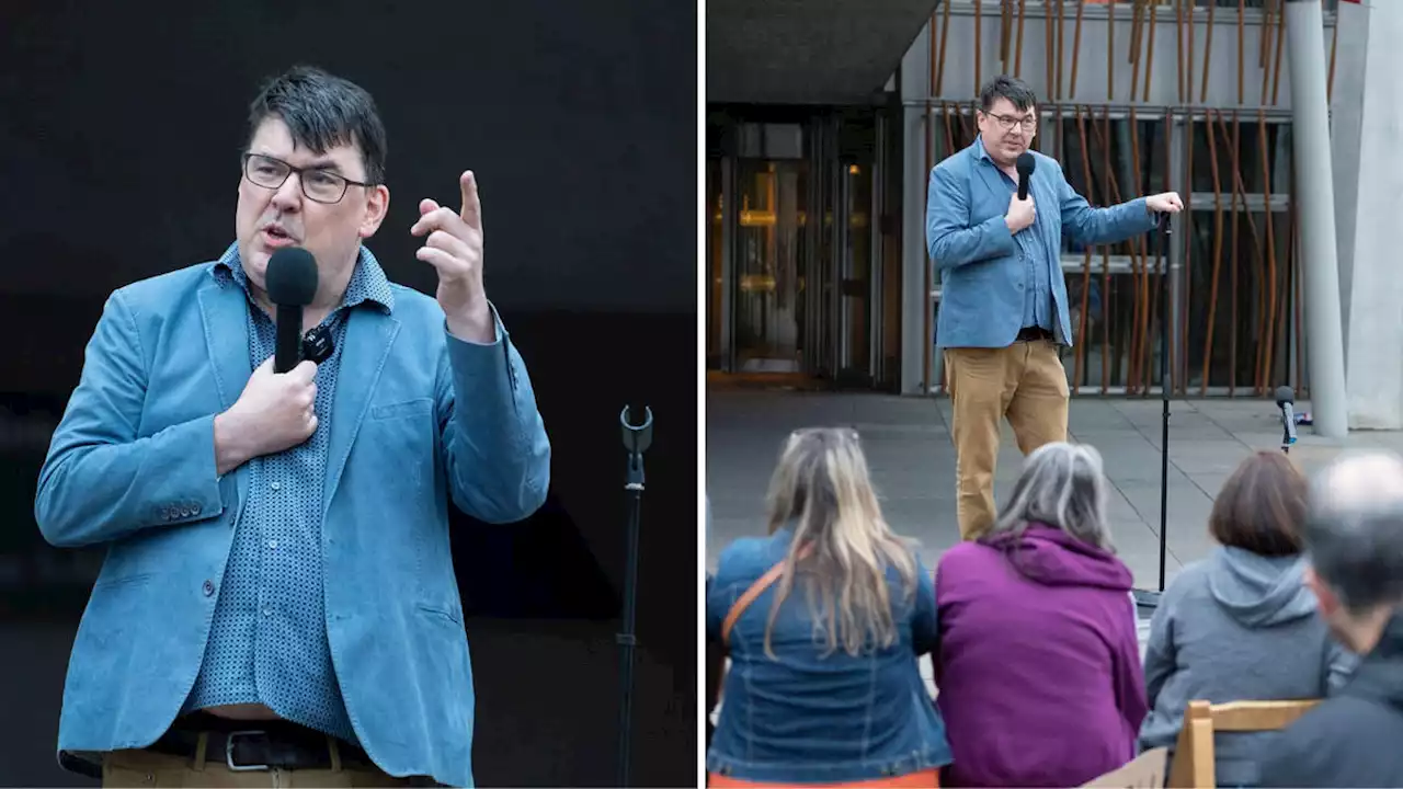 Graham Linehan breaks down in tears during defiant street performance after being cancelled at Edinburgh Festival