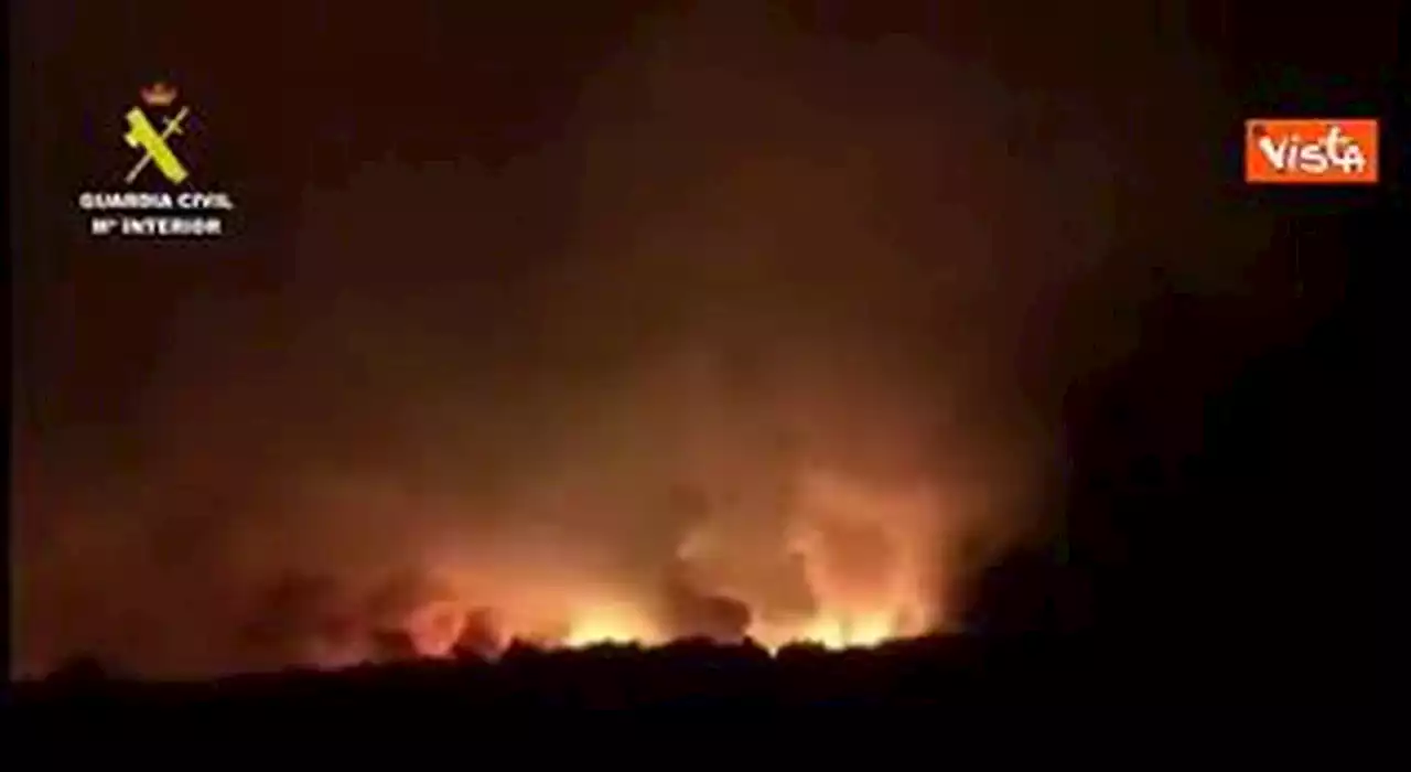 Tenerife in fiamme, migliaia gli sfollati per il vasto incendio sull'isola