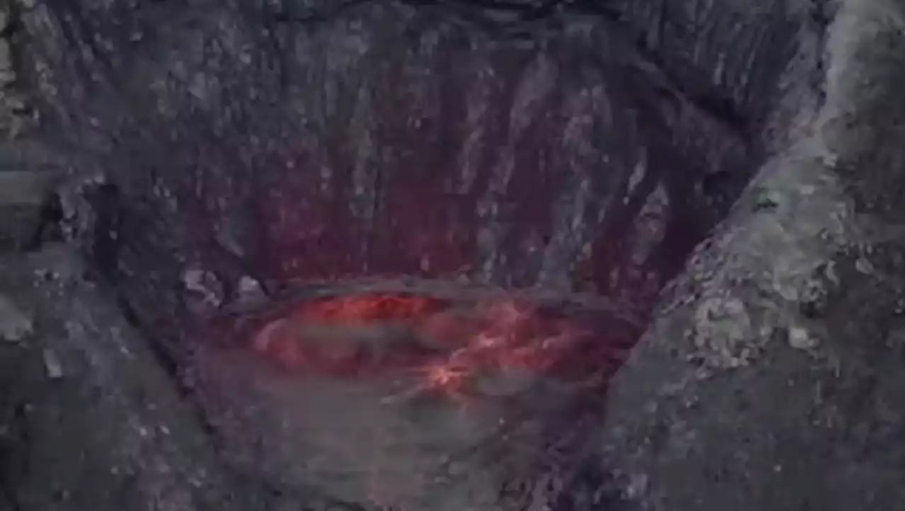 Etna, fontane di lava e sbuffi: lo spettacolo (che preoccupa)