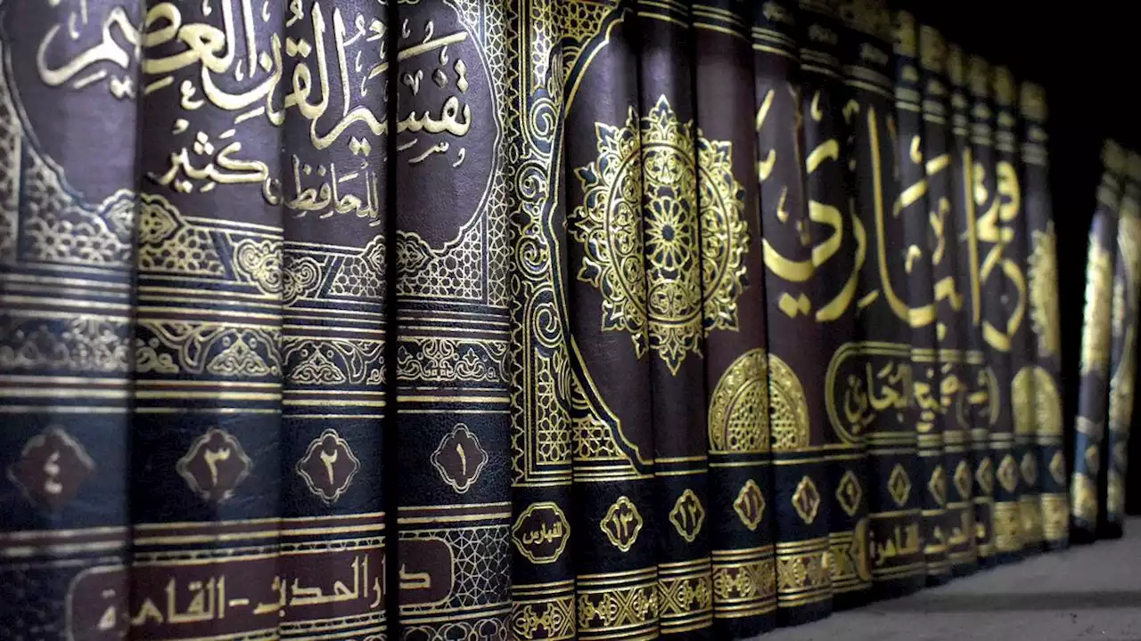 Sumber Hukum Kedua dalam Menetapkan Hukum Setelah Al-Qur'an adalah Hadis