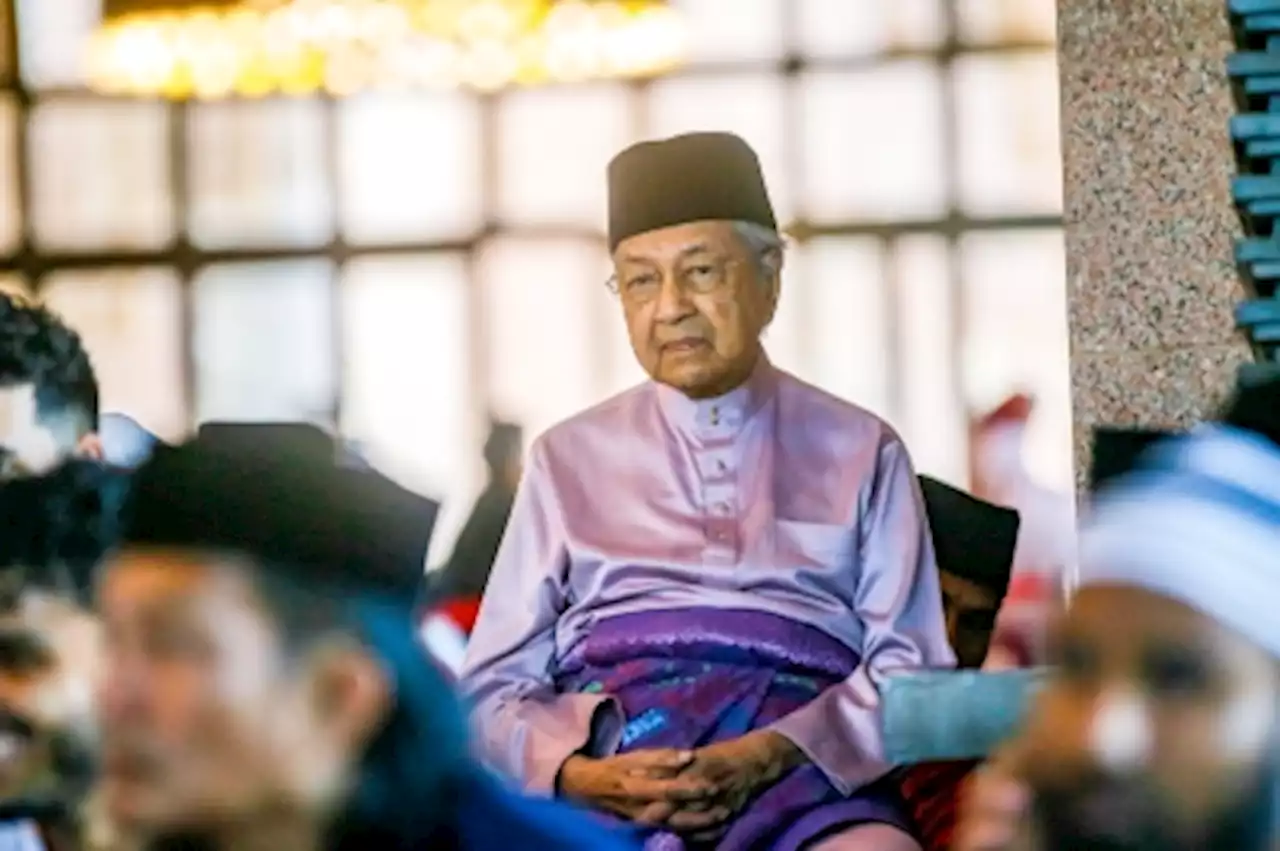 Dr Mahathir cries ‘double standard’ over police questioning