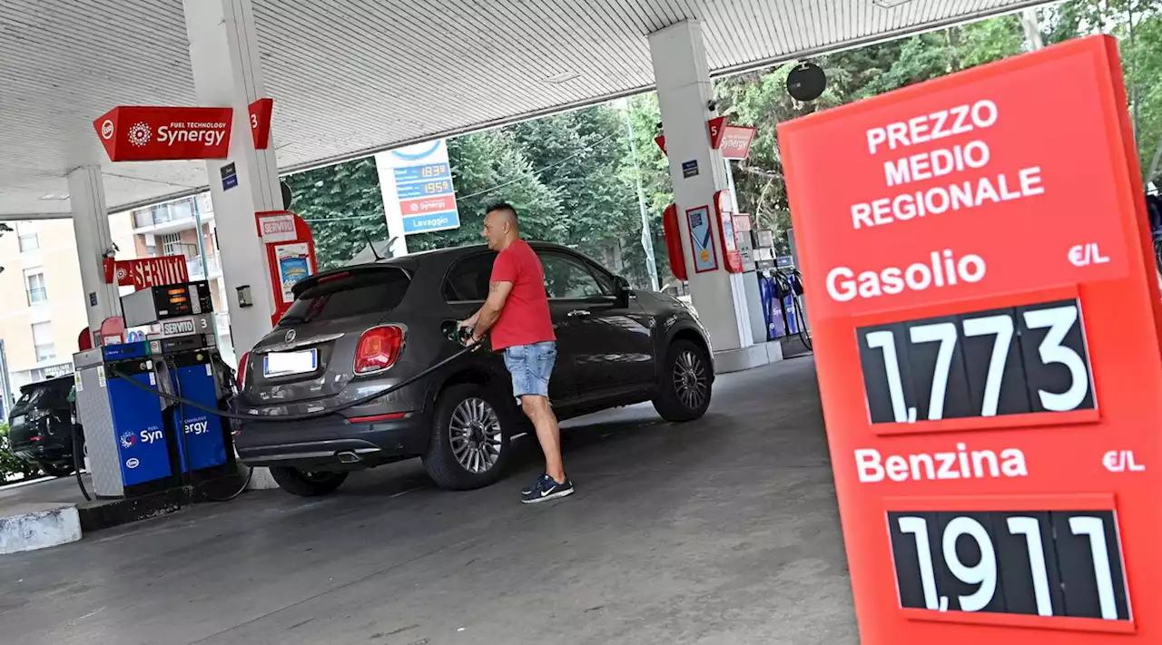 Benzina, Urso: no al taglio delle accise, aumenti colpa dell'Opec