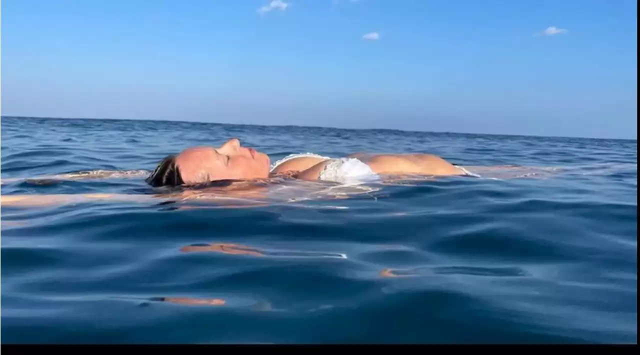 Federica Pellegrini in bikini, guarda come galleggia...