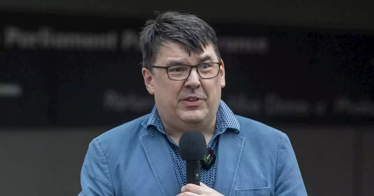 Graham Linehan performs on street after Fringe show is axed over trans views