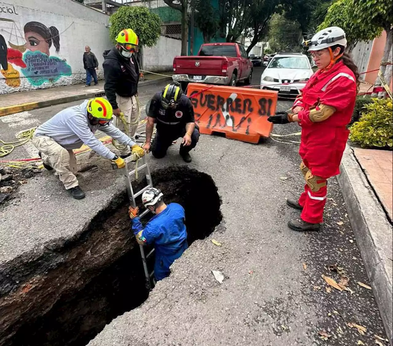 Socavón en-la Miguel Hidalgo es reportado; Protección Civil acude