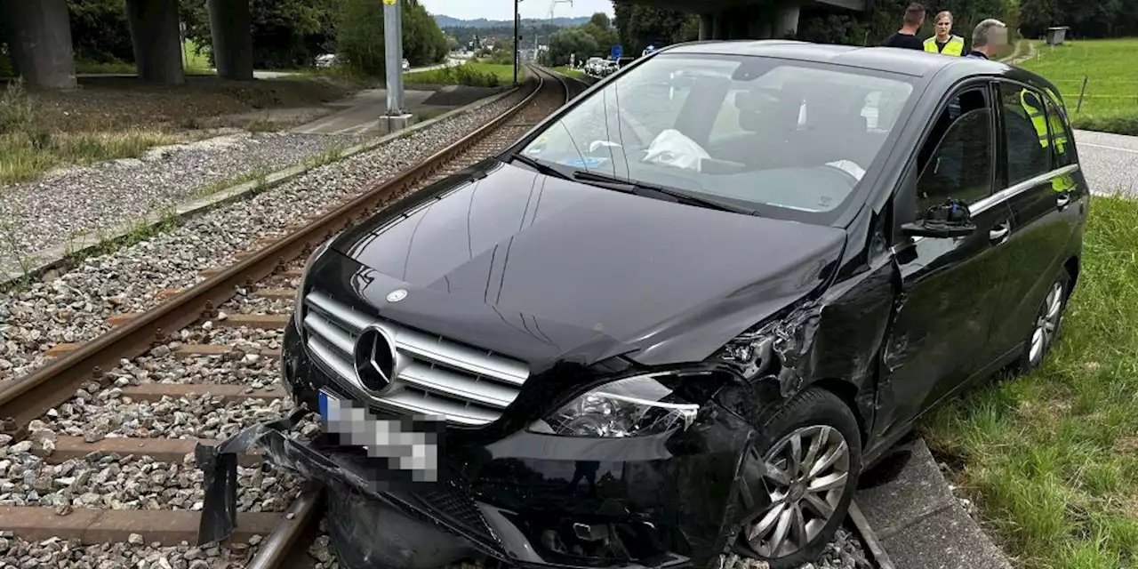 Unfall in Safenwil AG: Mercedes landet nach Kollision auf Bahngleis