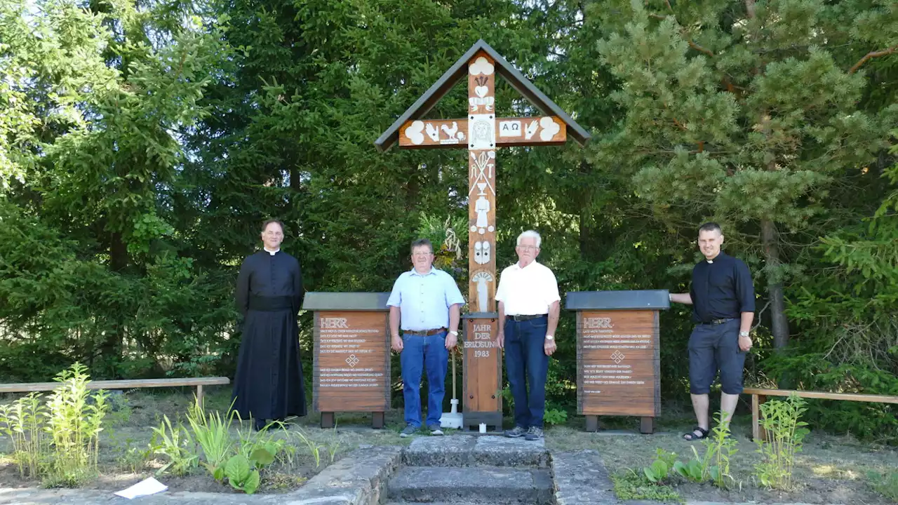 Holzkreuz bei Thaya wurde restauriert