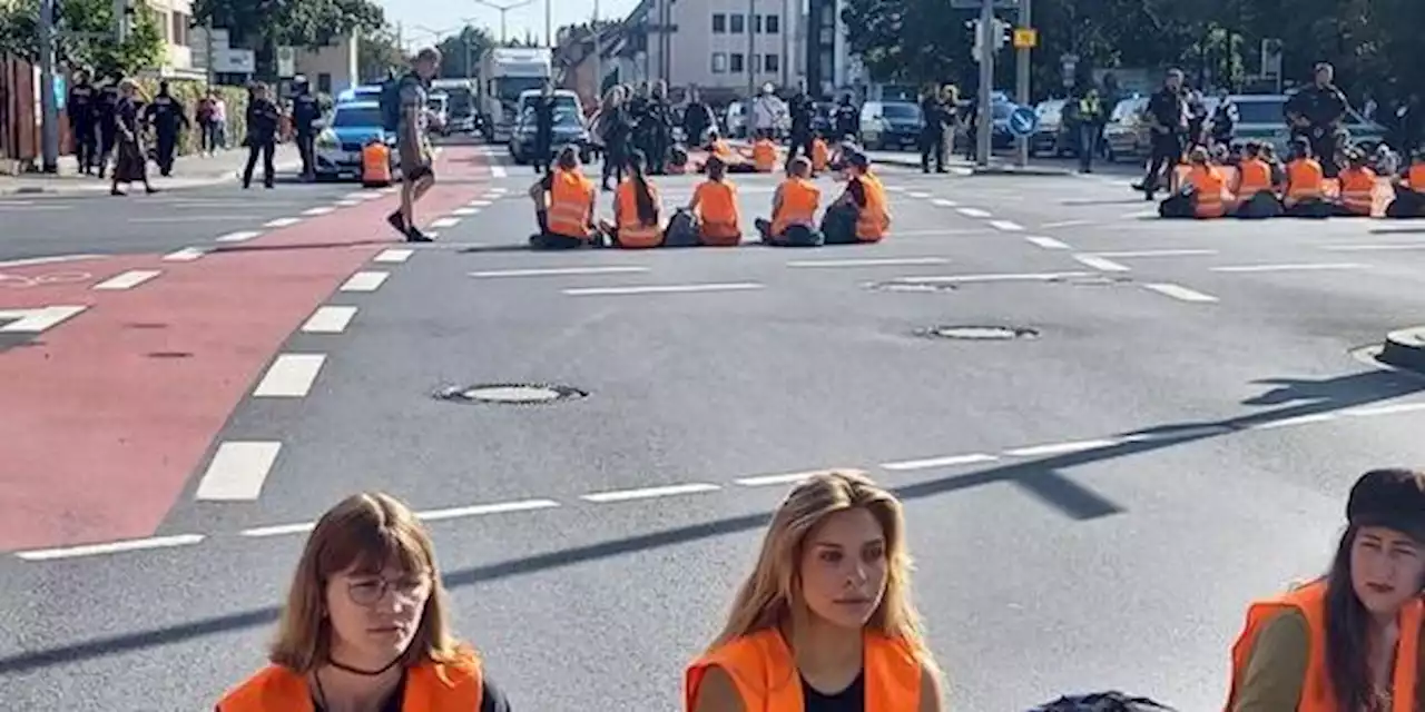 Wieder Klimablockade: Trotz Unwetter protestieren Aktivisten - Stau zwischen Nürnberg und Fürth