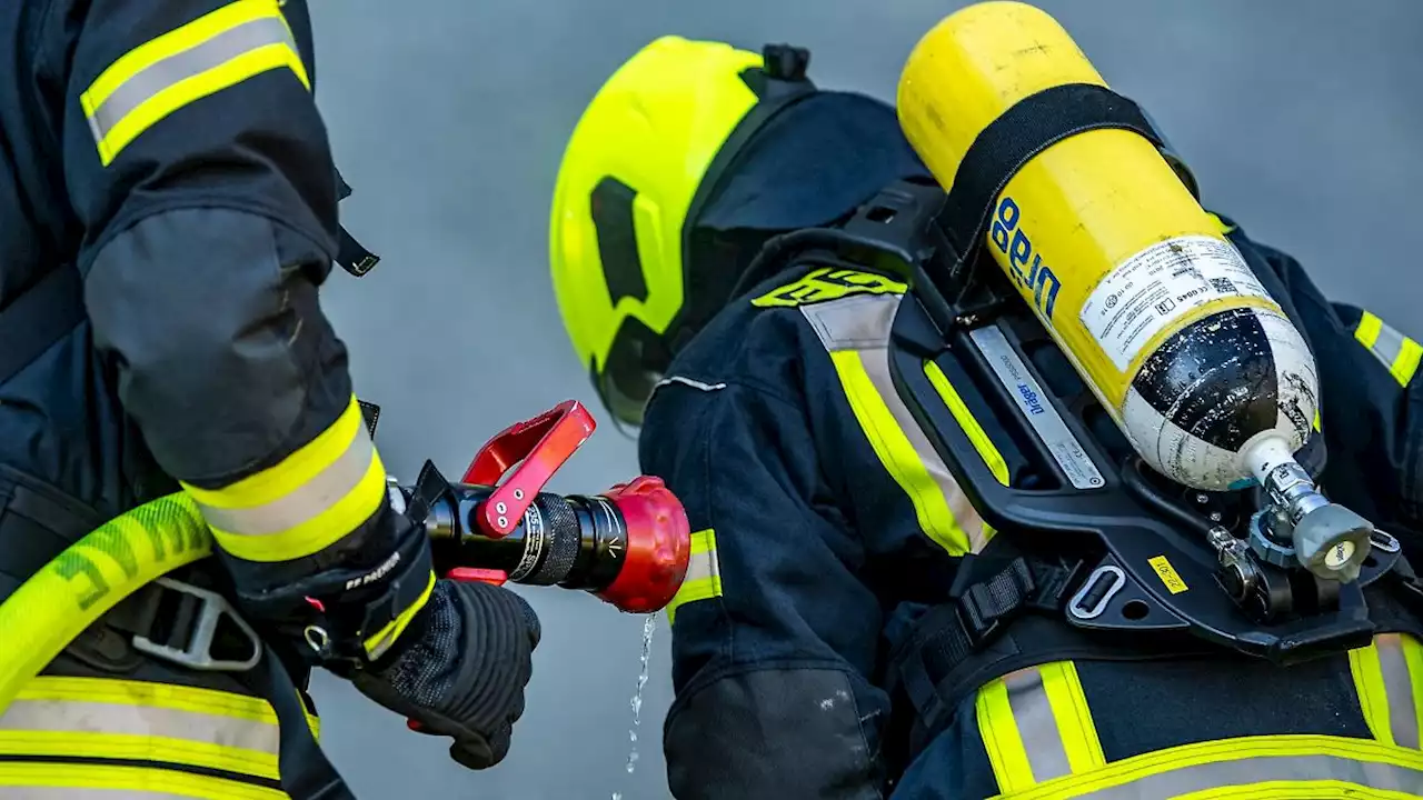 Baustoffe brennen: Rauch zieht Richtung Innenstadt