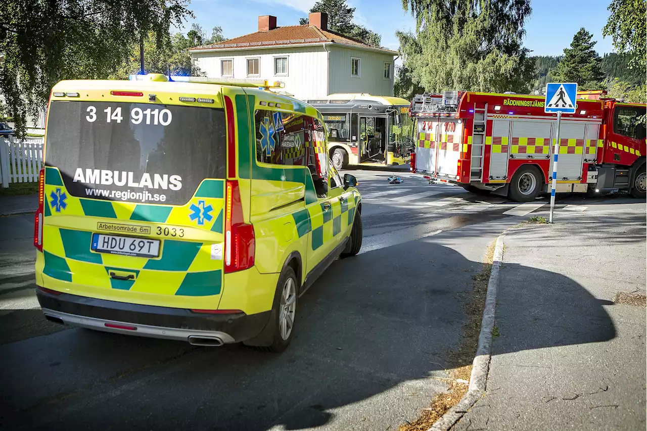 Buss och personbil har kolliderat