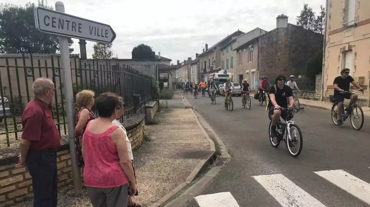 Le convoi de l’eau prend la route après un hommage aux blessés de Sainte-Soline