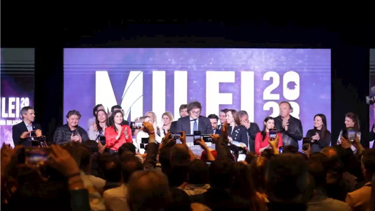 Quiénes son los libertarios que se subieron al escenario con Milei para festejar