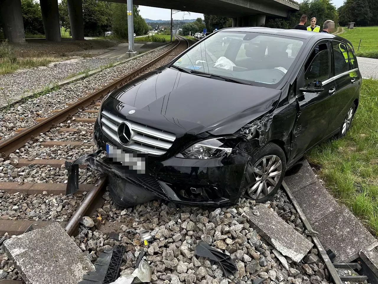 Safenwil AG: Auto nach Frontalkollision auf Bahngeleise geschleudert