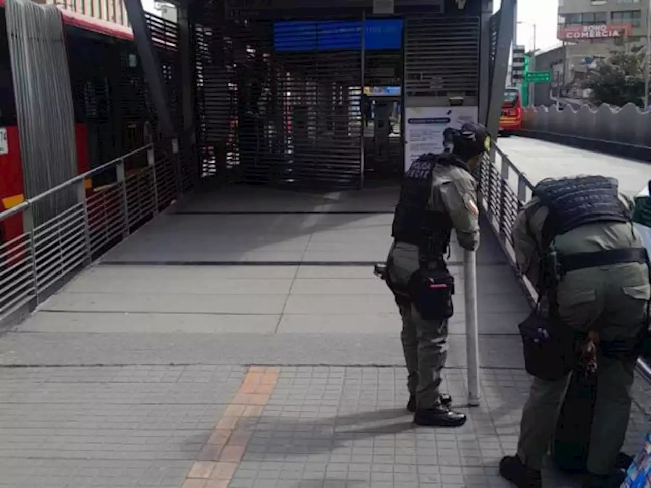 Alerta en estación de TransMilenio por sospecha de maleta bomba