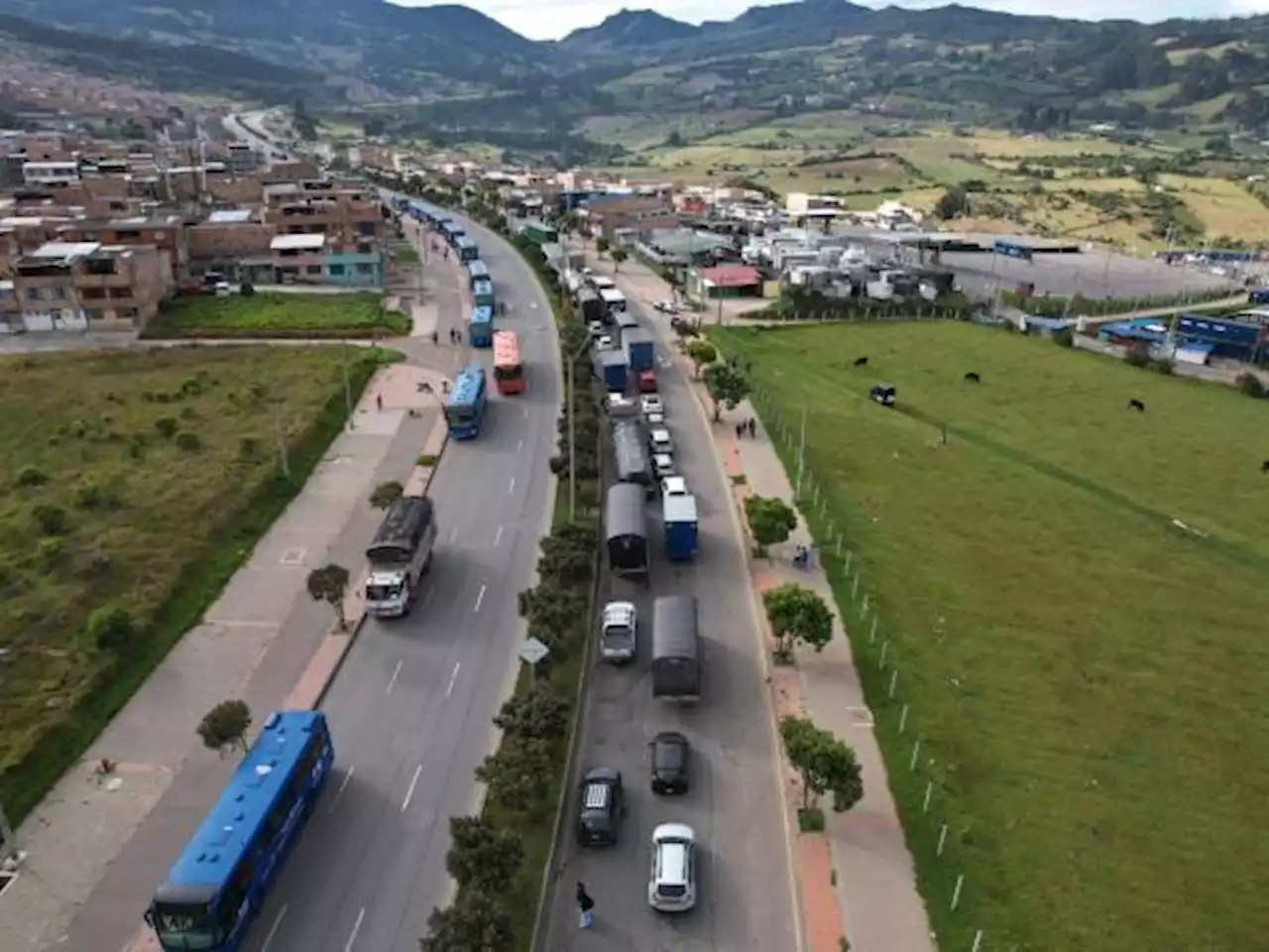 Monumental trancón por cierre de la vía al Llano, tras temblor