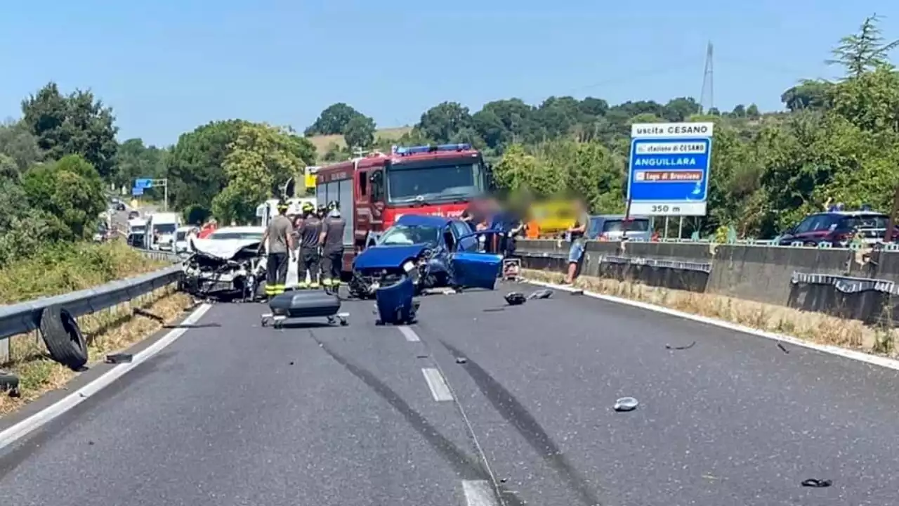 Incidente Cassia bis, auto contromano tampona tre vetture: 5 feriti. Il rugbista Lo Cicero: 'Vivi per miracolo'