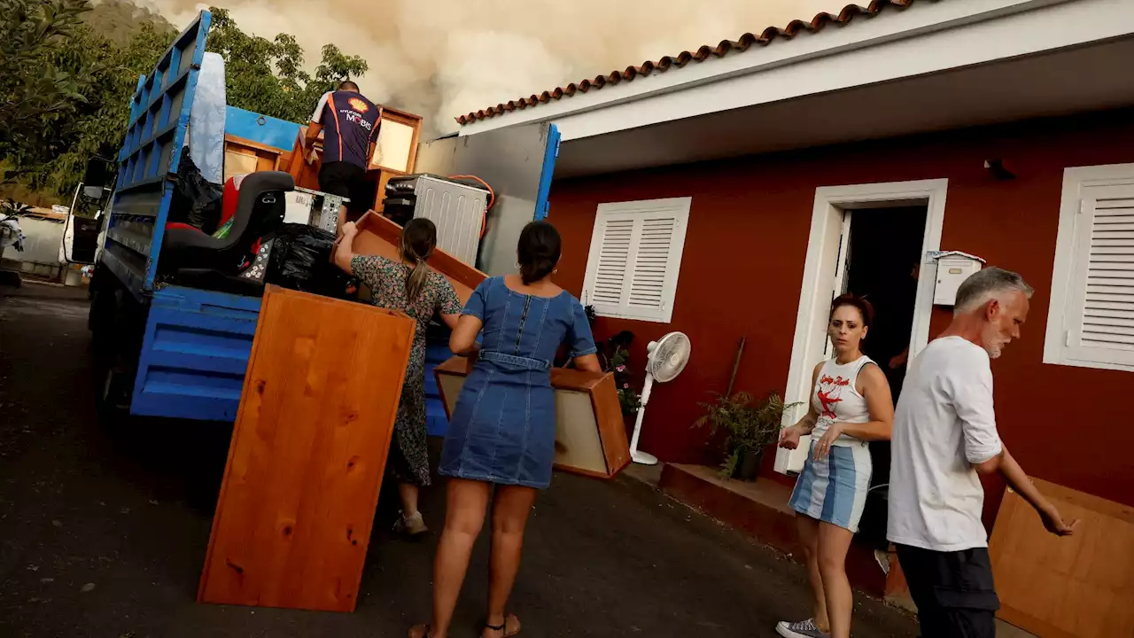 Miles de personas se ven obligadas a abandonar sus casas por el incendio de Tenerife