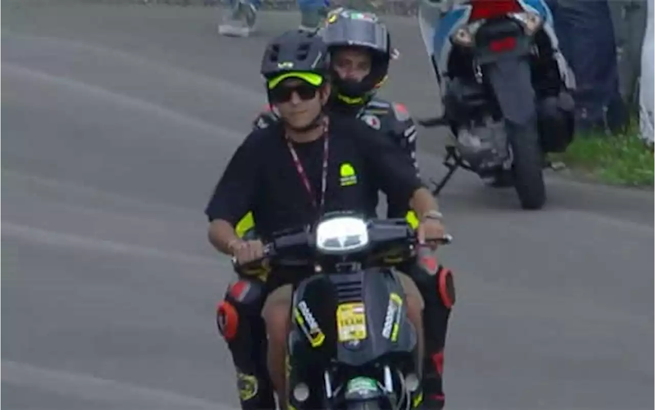 VIDEO. Taxi Rossi: Valentino dà un passaggio a Bezzecchi in scooter