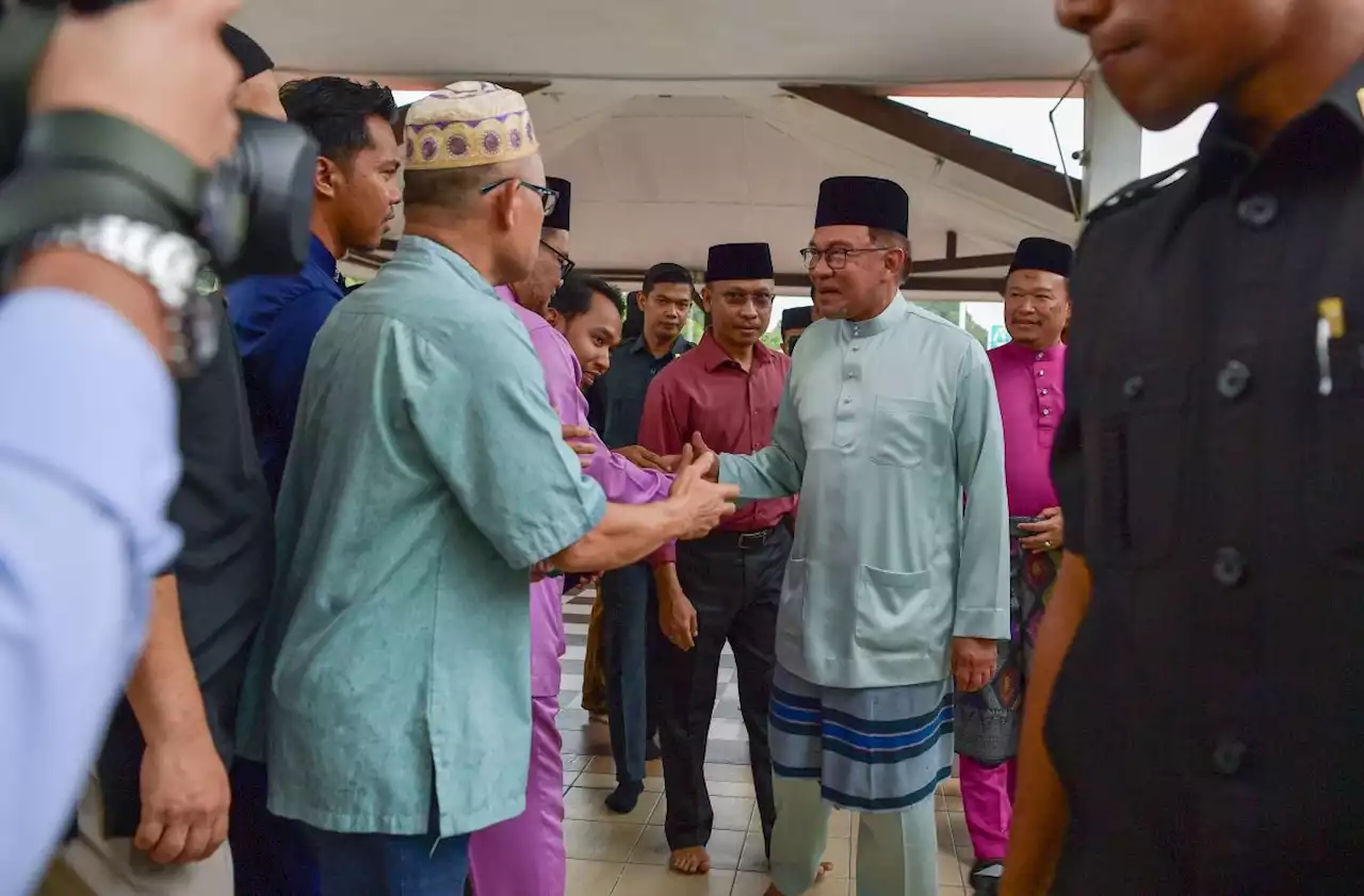 Anwar hopes STR recipients, dependents will fully use Madani medical scheme