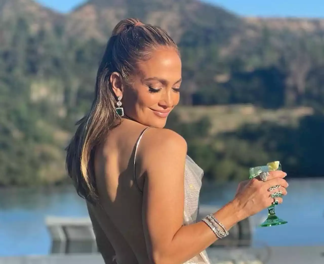 Jennifer Lopez gives spontaneous performance at Italian nightclub