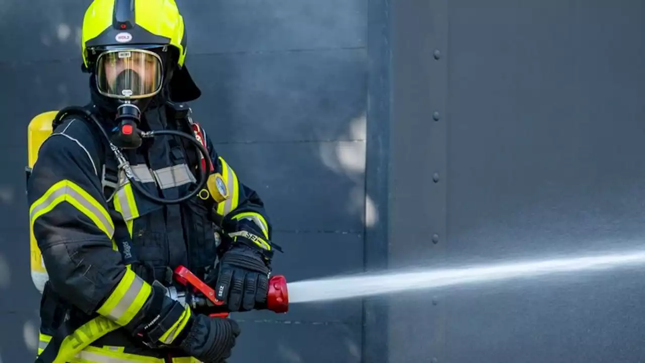 Lagerhalle einer Recyclinganlage geht in Flammen auf