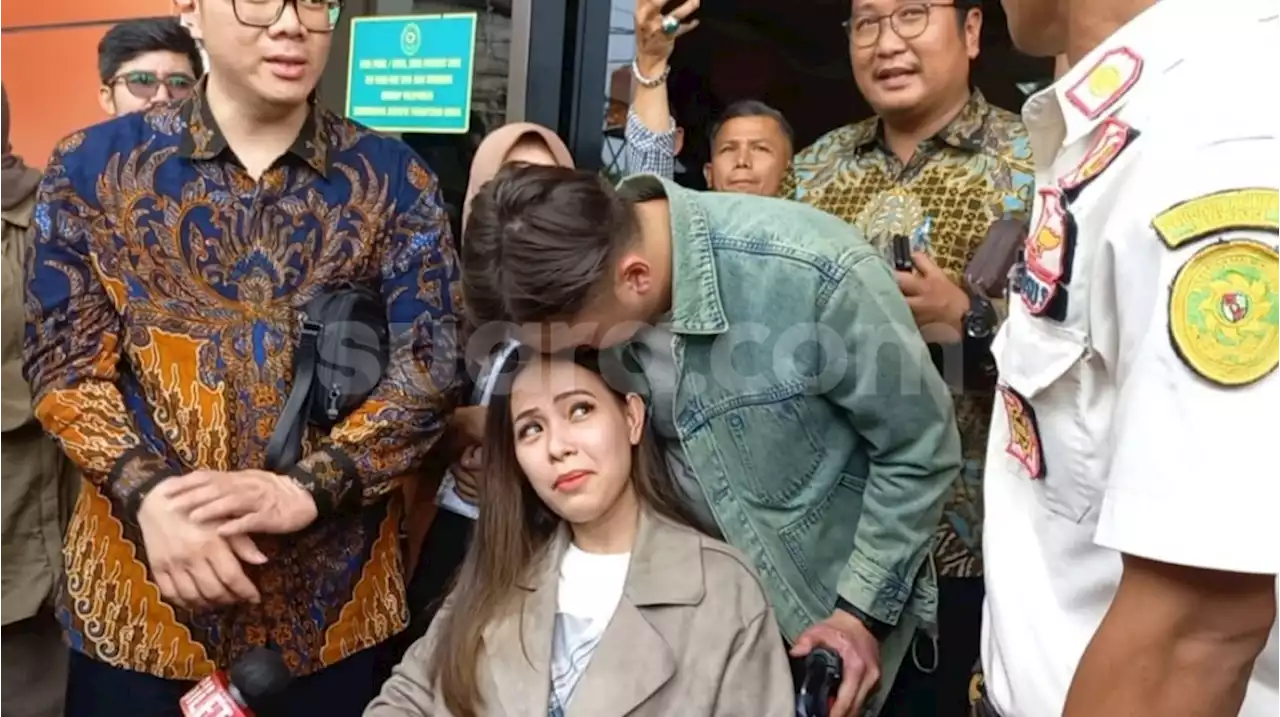 Rendy Kjaernett Bombardir Lady Nayoan dengan Ciuman, Netizen: Pantesan Syahnaz Klepek-Klepek