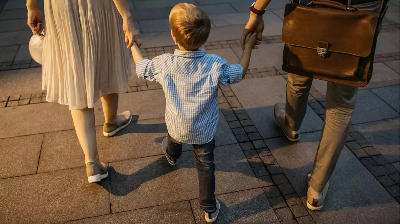 Eltern in Vollzeit-Jobs: Wenn Mama so viel wie Papa arbeitet