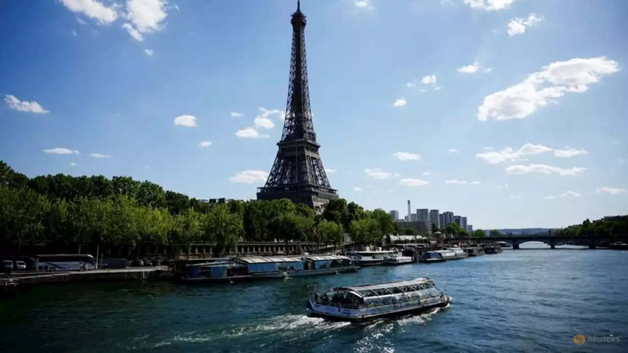 Paris-chute: Man arrested after parachuting from Eiffel Tower