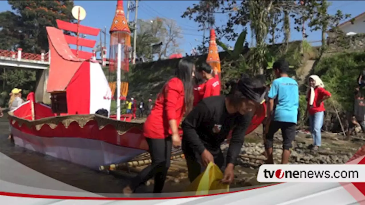 Semarakkan HUT RI ke-78, Ratusan Pemuda Toraja Bersihkan Sungai Gunakan Perahu Hias