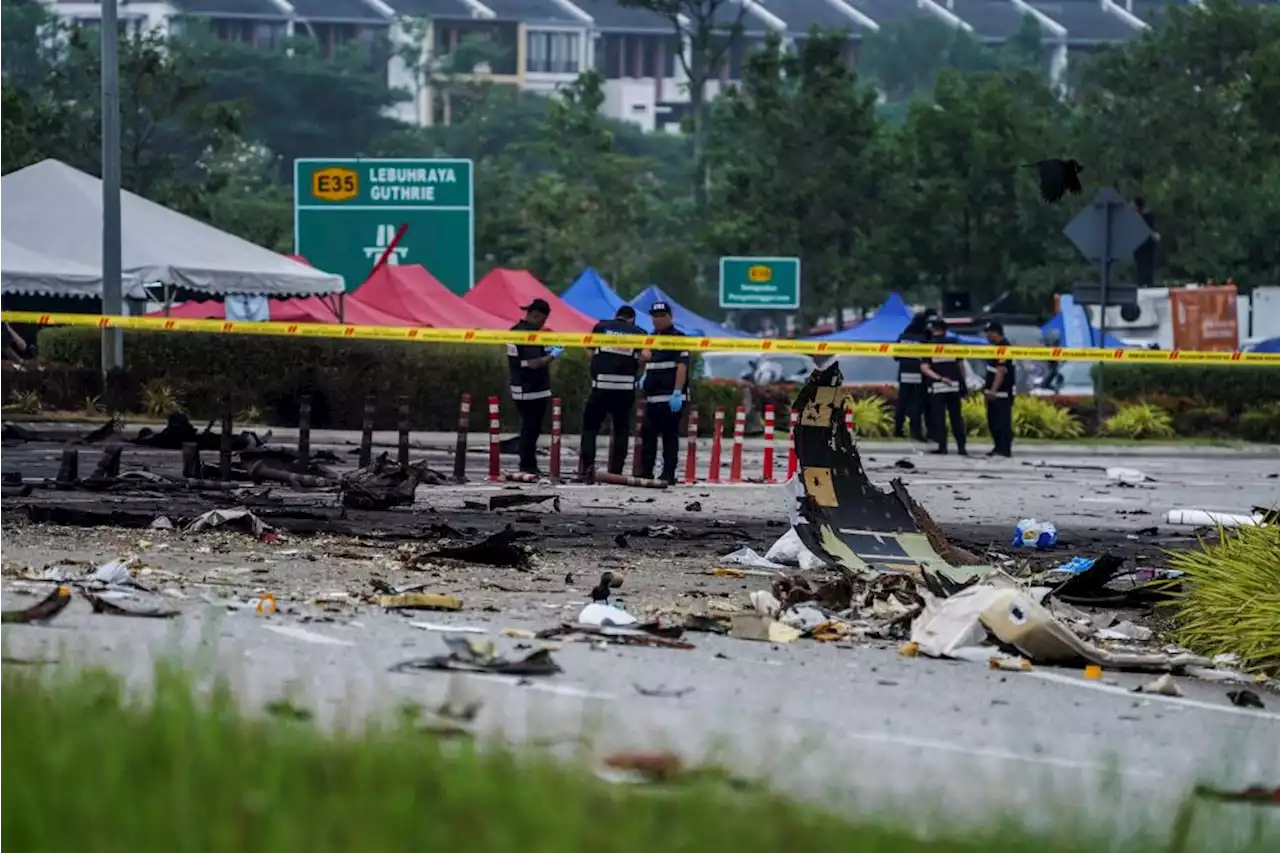 Polis rakam keterangan saksi nahas pesawat terhempas