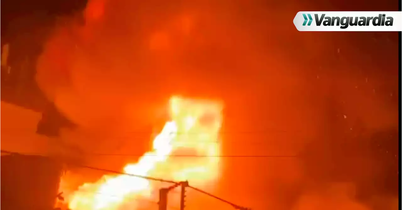 En video: Grave incendio consumió una bodega en el Centro de Bucaramanga