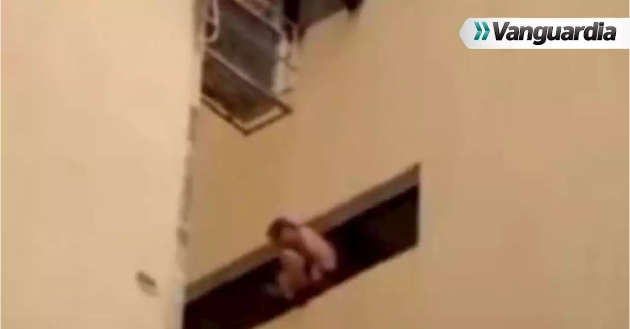 Video: el heroico rescate a un hombre que iba a saltar de un edificio