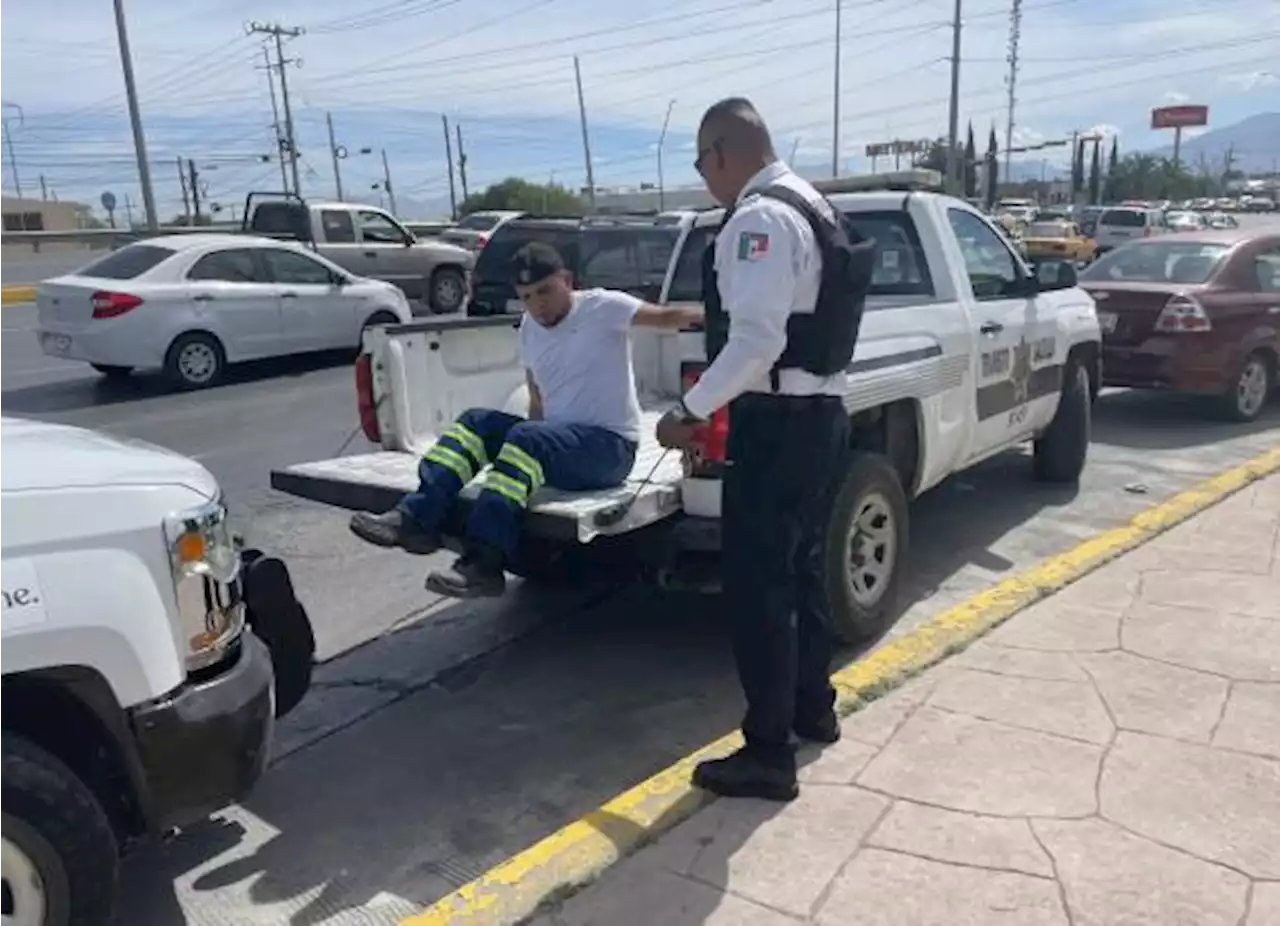 Empleado de recolección de basura de Saltillo choca, luego agrede y al final llora tras ocasionar accidente