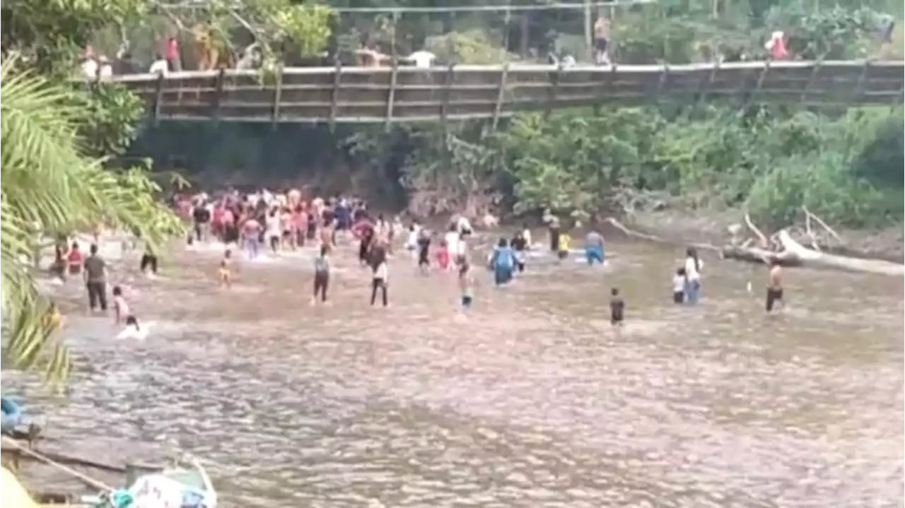 Jembatan Gantung Ambruk saat Lomba 17-an, Puluhan Warga Berjatuhan ke Sungai