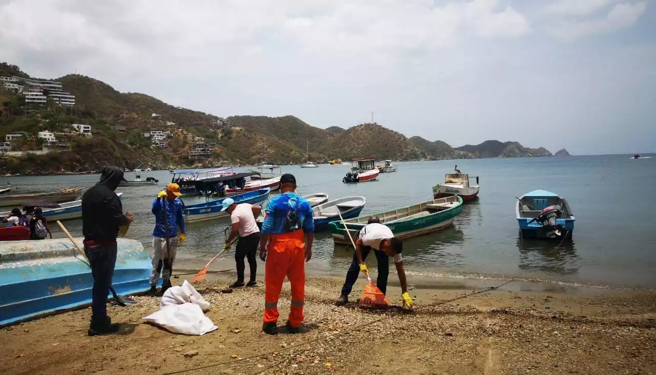 Avanza limpieza en playa ‘Los Cocos’ y Taganga tras derrame de hidrocarburos: Armada