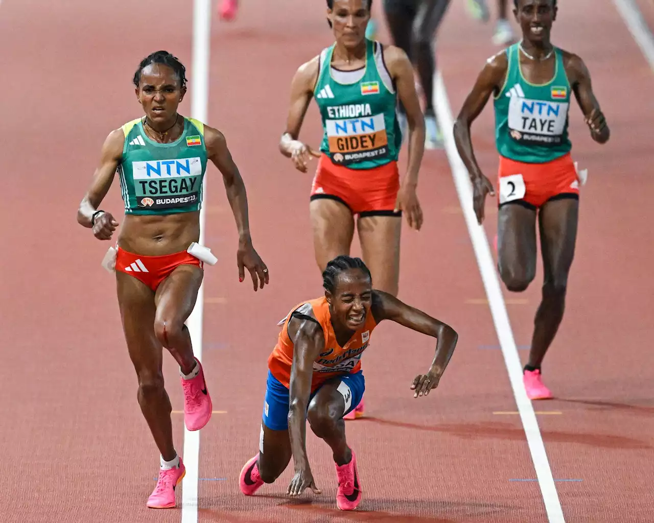 Her faller hun fra VM-gullet 30 meter fra mål