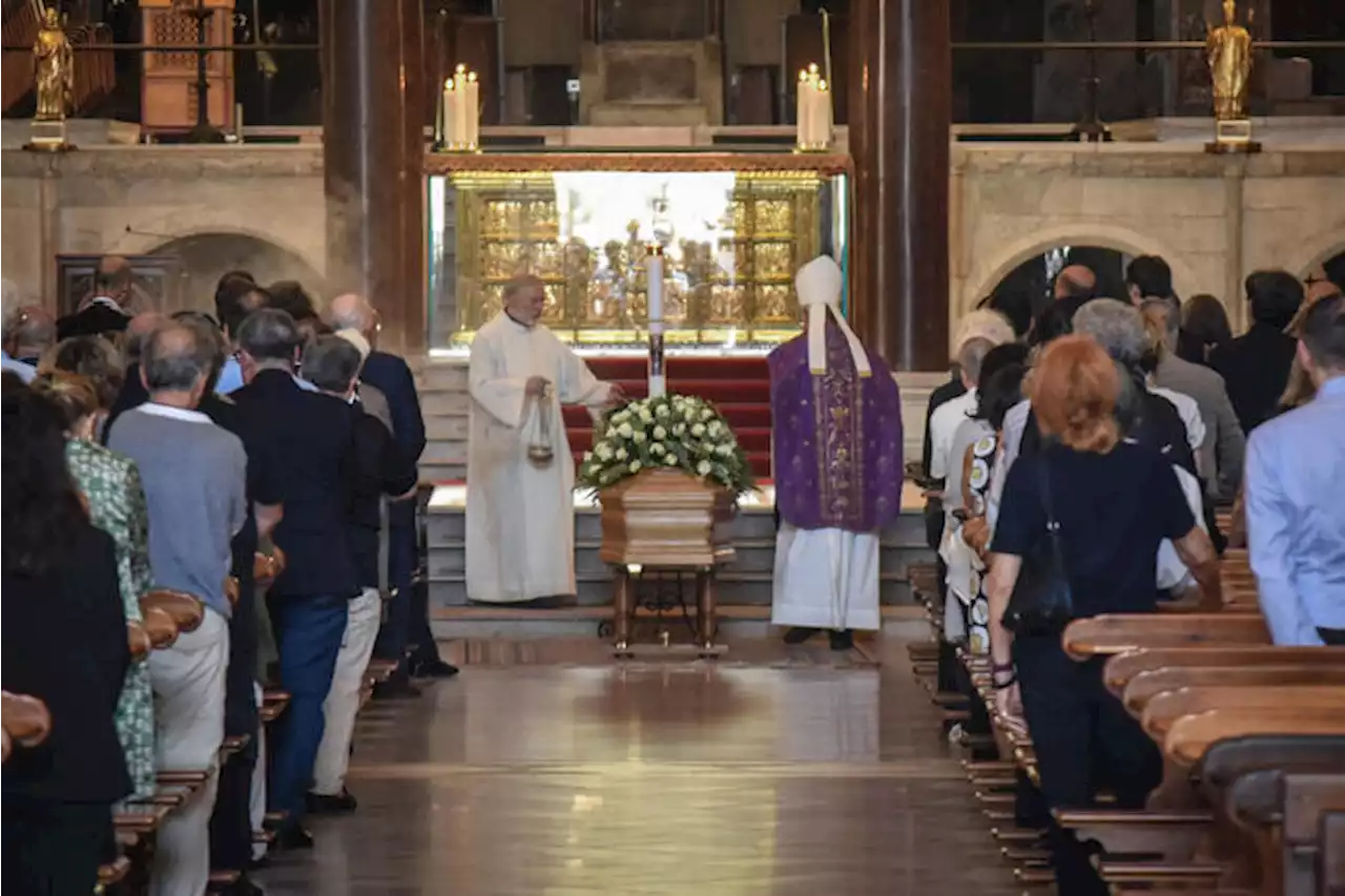 Fiori bianchi, famiglia, colleghi ai funerali di Alberoni - Ultima ora