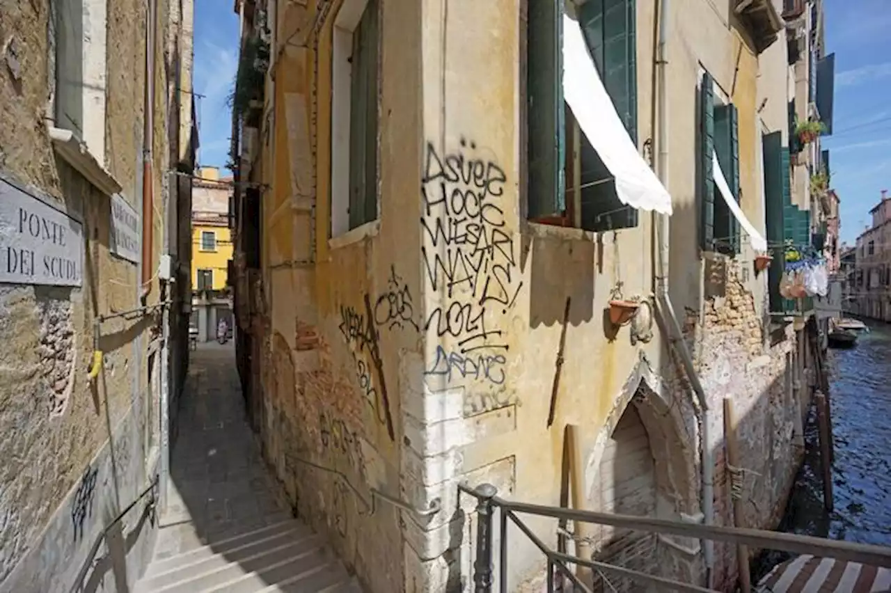 Scarabocchi e graffi di vernice, i vandali dei muri di Venezia - Notizie