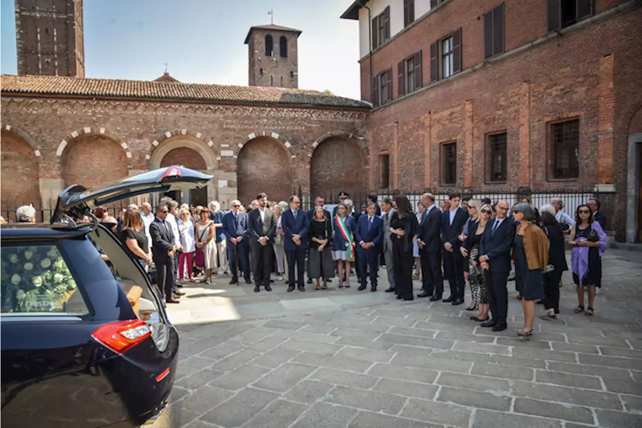 Un applauso saluta il feretro di Alberoni dopo i funerali - Spettacolo