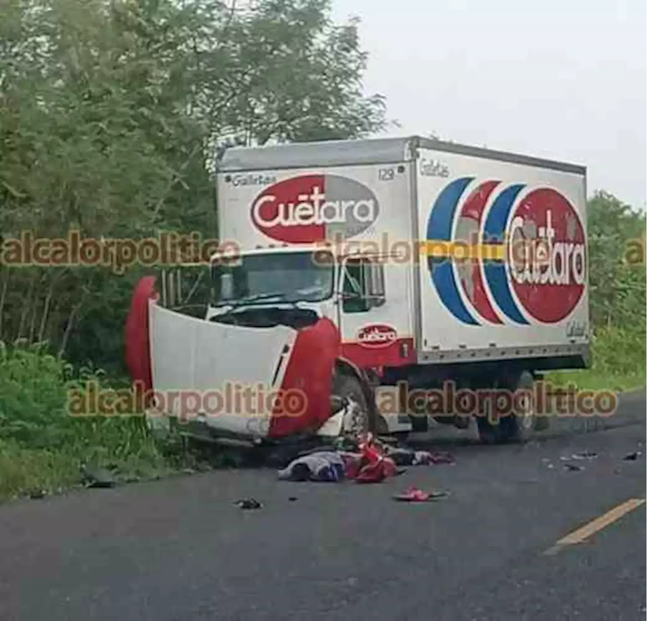 Fallece rescatista al chocar su moto contra camión de carga, en Álamo