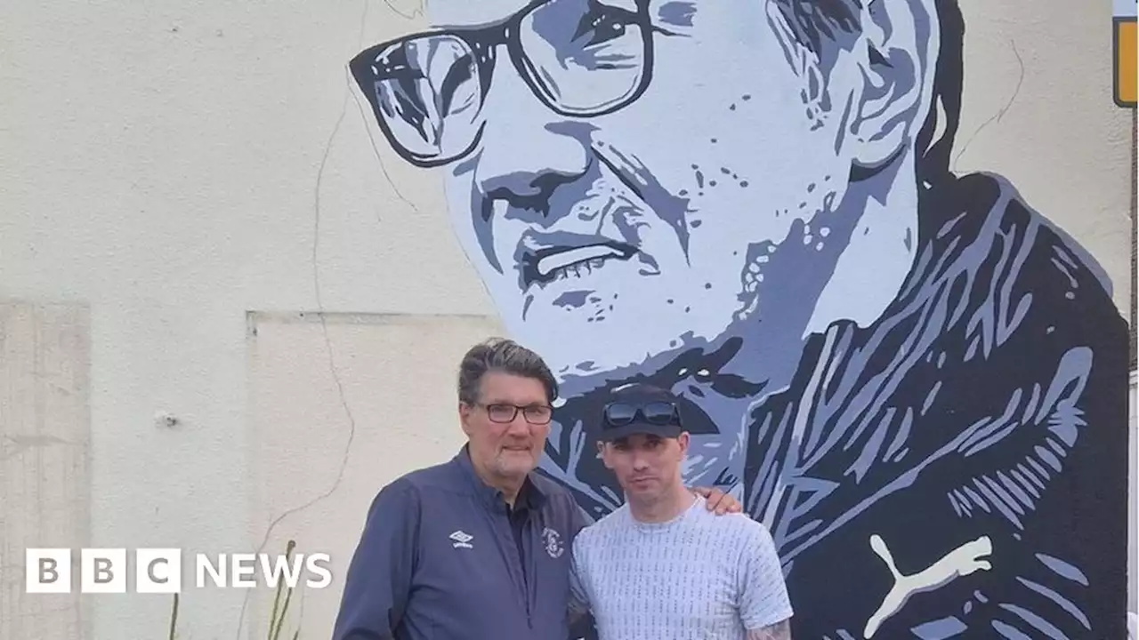 Luton Town legend Mick Harford visits new pub wall mural