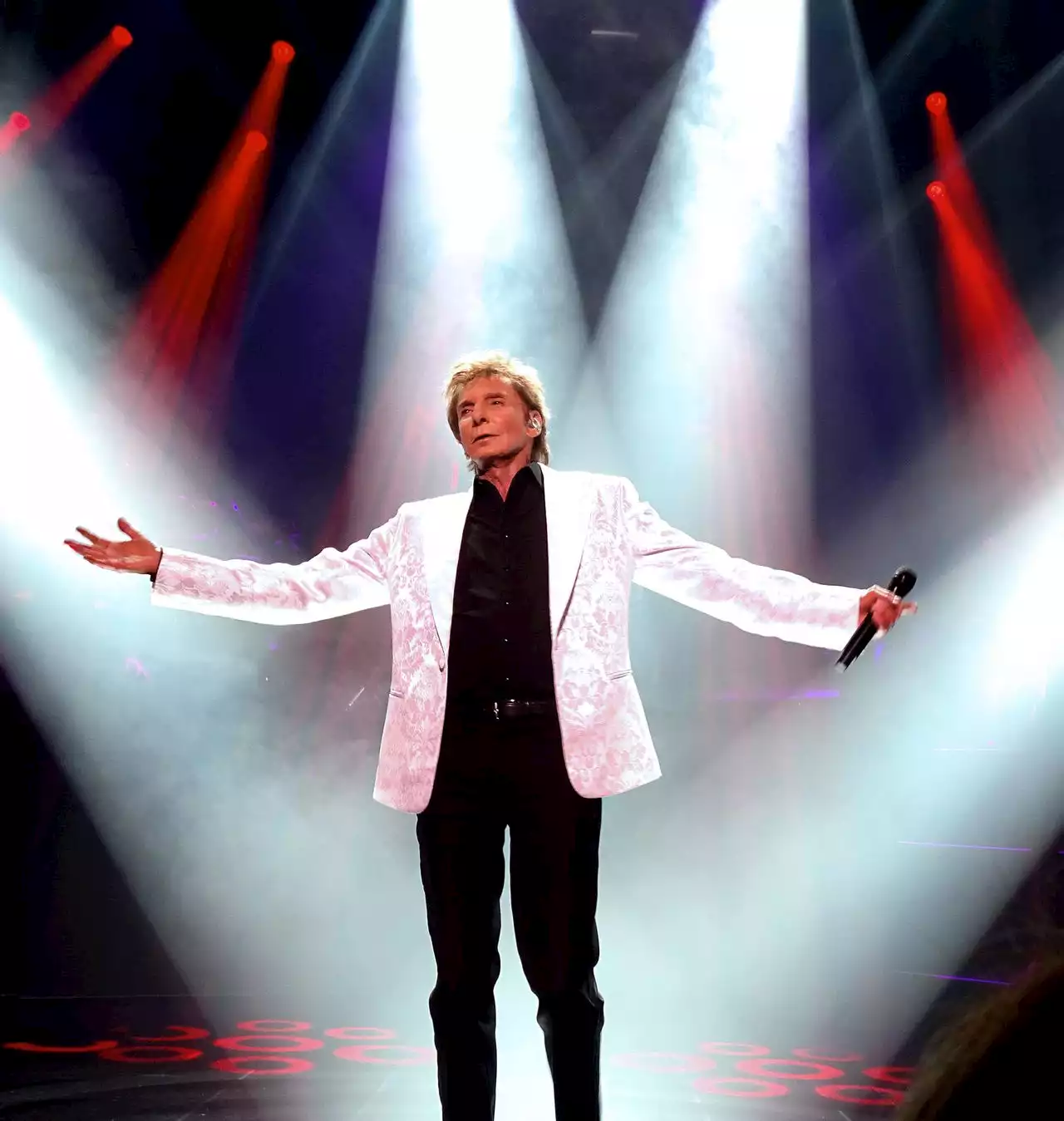 Barry Manilow celebrates the hits on his latest tour