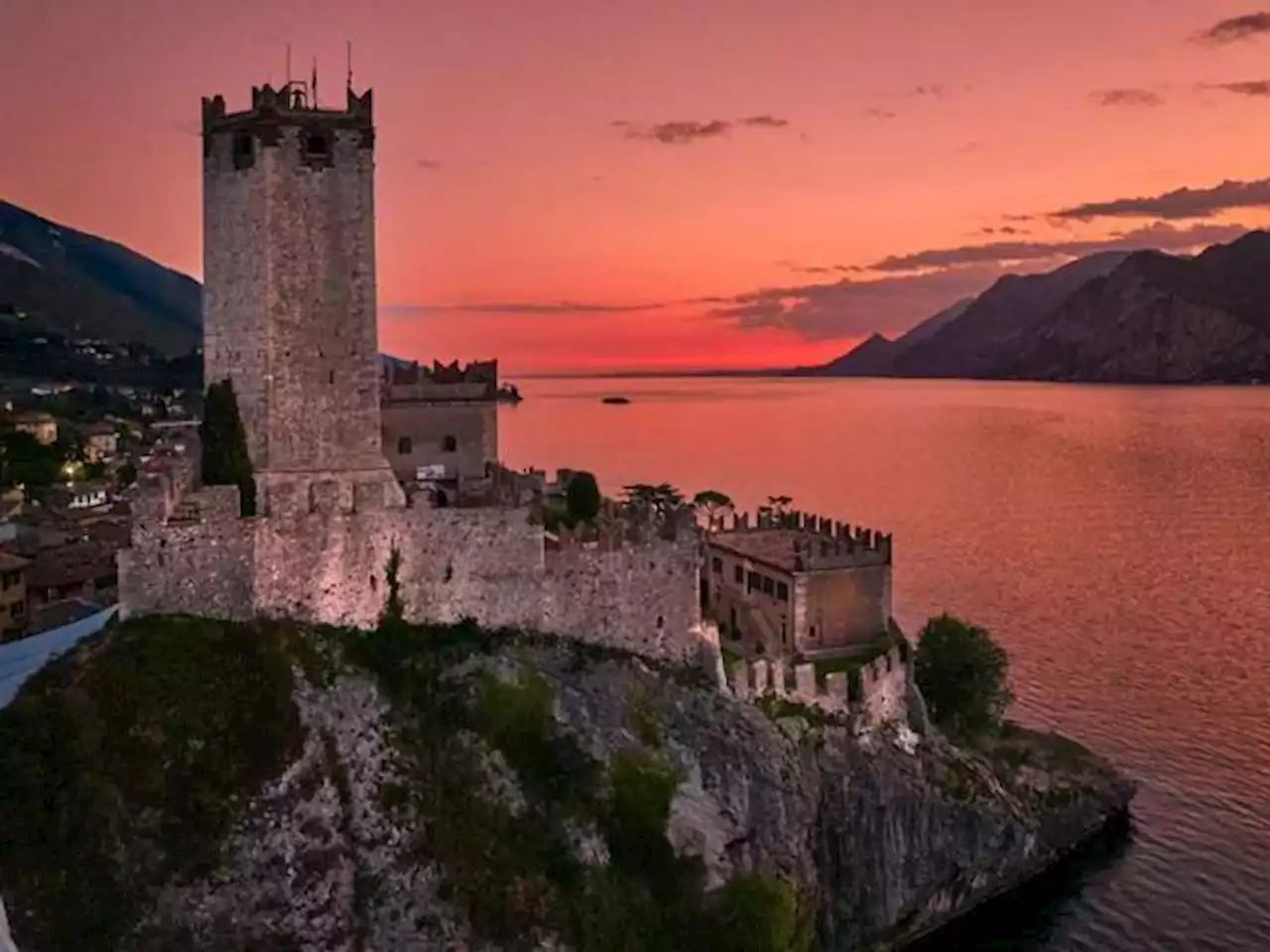 Dai tramonti di Malcesine alle spiagge bianche dello Ionio: è l’Italia dei Borghi più belli