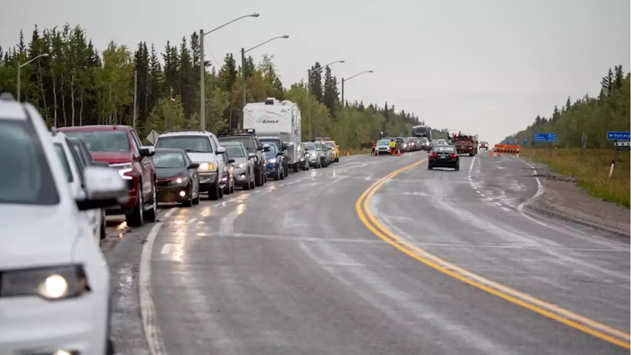 Fire crews fight to control blaze near Yellowknife as last remaining residents urged to leave