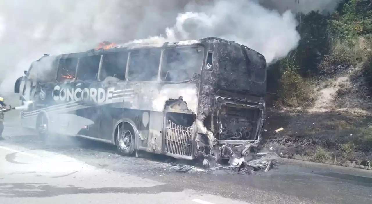 Video: bus se incendia en la vía Tunja-Bogotá y genera alto tráfico; esto se sabe