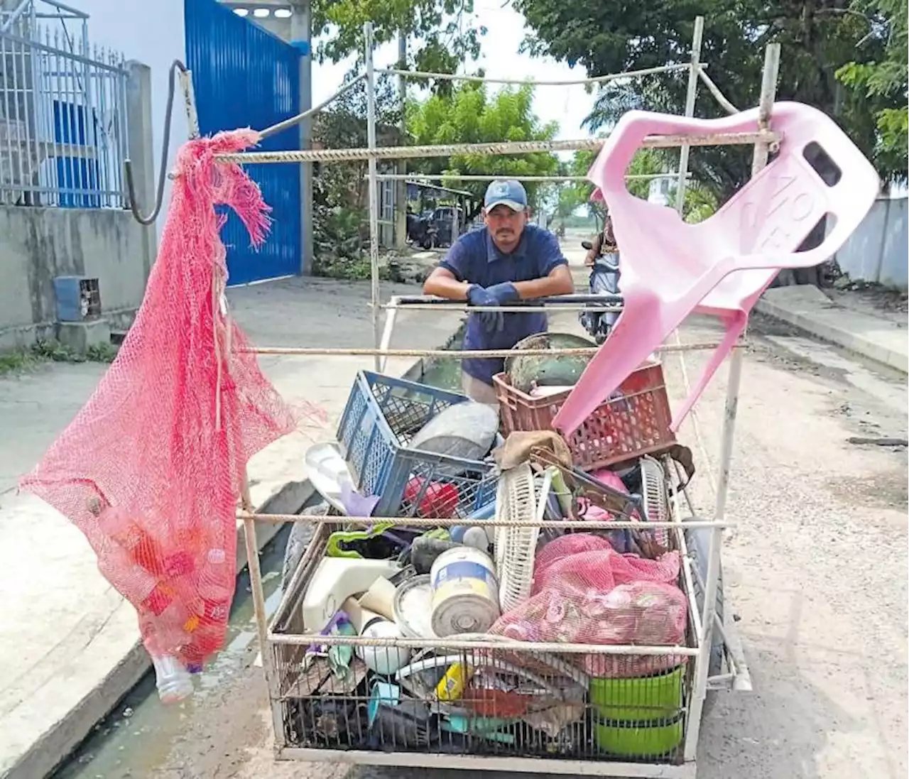 La carreta de Julio César, un valiente que recicla en Bayunca