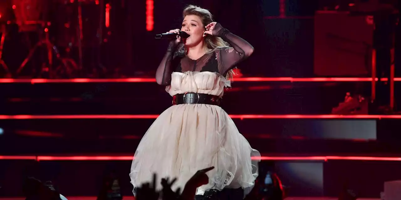 Kelly Clarkson duets with daughter, brings son on stage at Vegas show