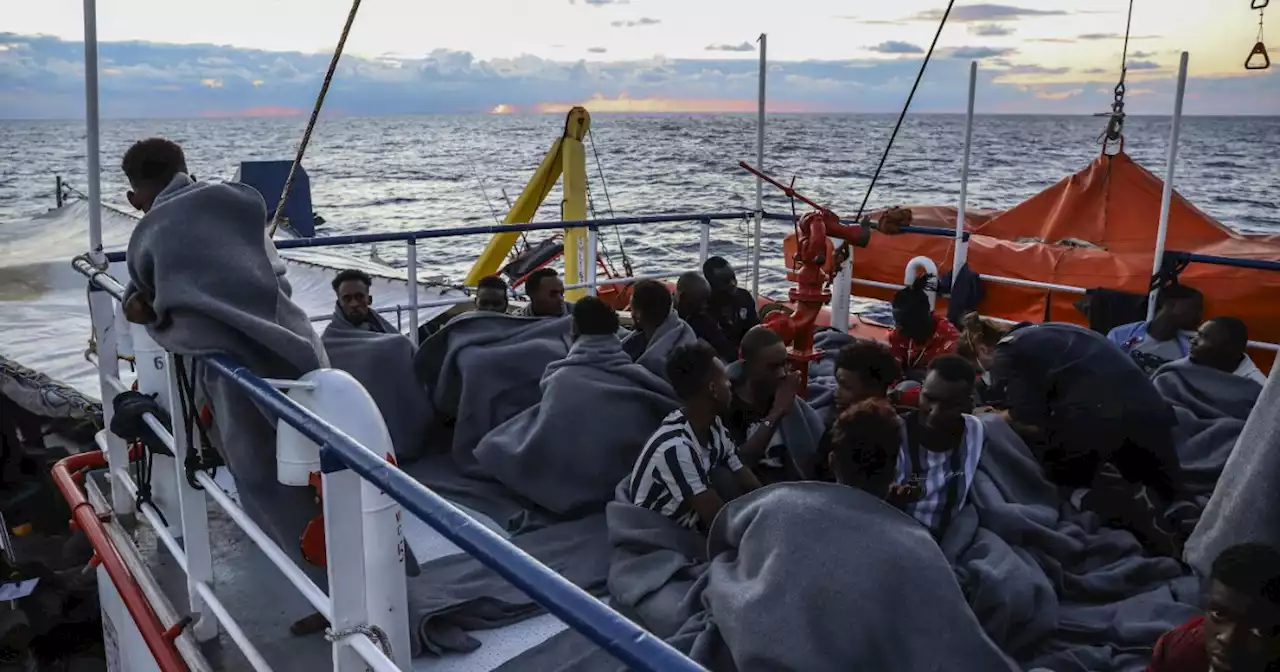 La nave Aurora di Sea Watch con 72 persone a bordo entra a Lampedusa contro le indicazioni. 'Non sappiamo se saremo bloccati'