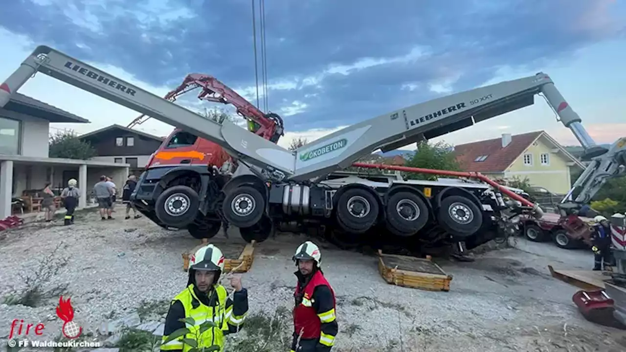 Oö: 5-Achs-Betonverteilermast in Waldneukirchen auf Haus gekippt → aufwendige Bergung